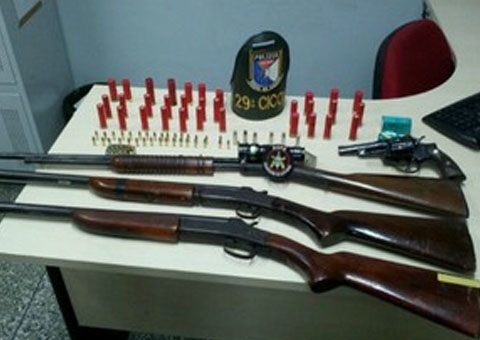 Duas escopetas, um 38 e um rifle, além de farta munição